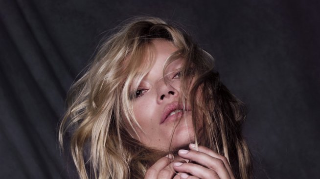 Кейт Мос само по бижута