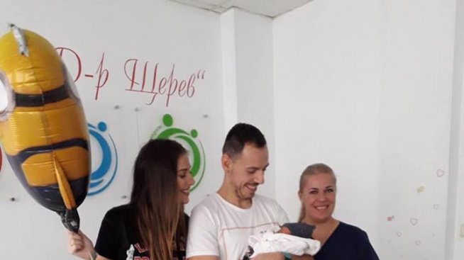 Изписаха Алекс Петканова и малкия Габриел