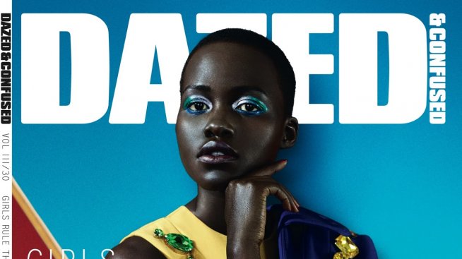 Тъмната кожа на Лупита Нионго блести в ярки цветове