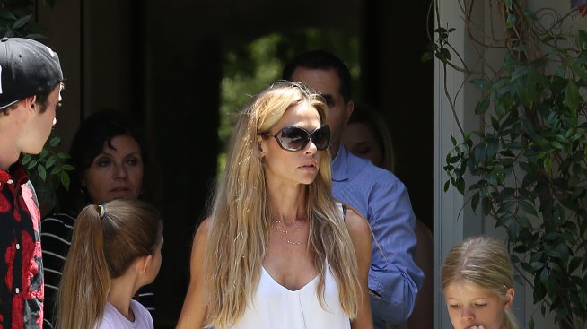 Денис Ричардс си търси къща, след като Чарли Шийн я изгони от дома ѝ