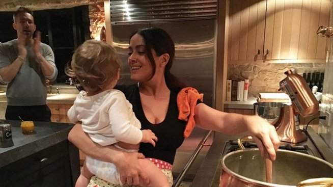 Салма Хайек сготви вечеря на Райън и дъщеря му