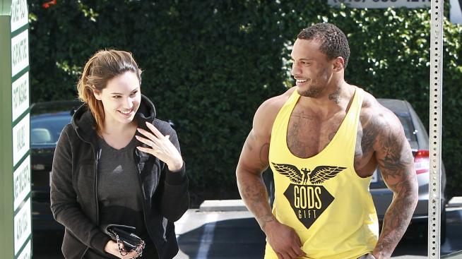 Кели Брук показа годежния си пръстен