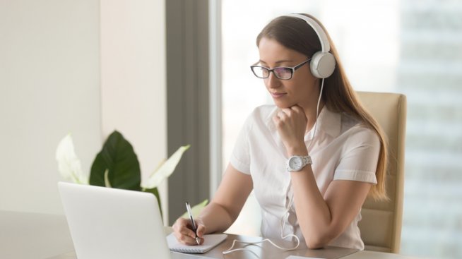 Музика и работа: съвместими ли са?