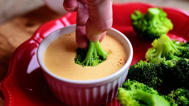 Броколи с кашкавален сос