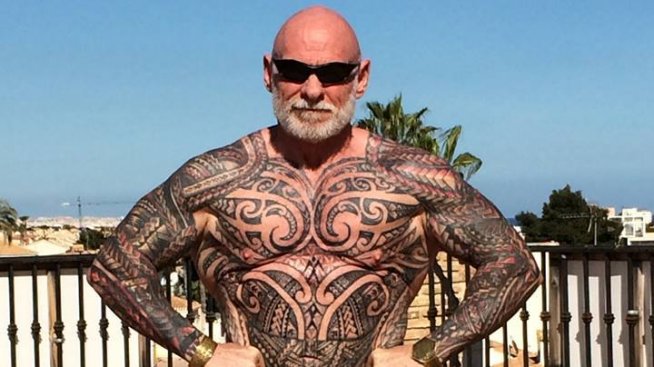 Британец "скри" старостта, покри тялото си с татуси