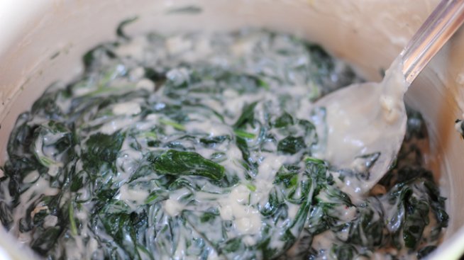 Задушен спанак в бял сос