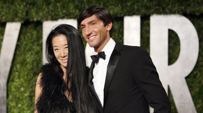 Вера Уанг живее с 27-годишен кънкьор