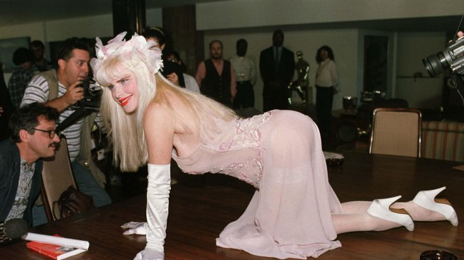 Порнозвездата Чичолина без доходи. Данъчни блокираха депутатската й пенсия