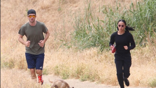 Фотографи уловиха Робърт Патинсън с гаджето му