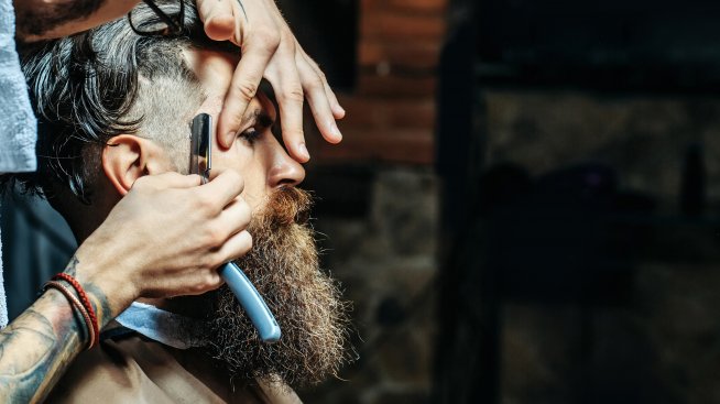 Нонконформизъм, брада като Любен Каравелов и iPhone: 5 правила на този хипстър