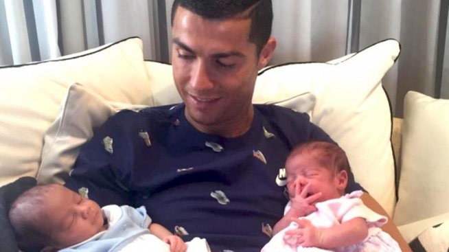 Кристиано Роналдо показа близнаците