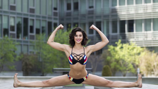 Секси, но носи и на бой: Щерката на Жан-Клод Ван Дам