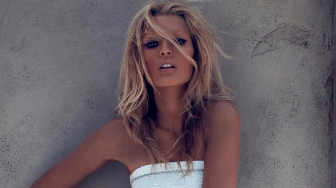 Бяла мода върху перфектен тен