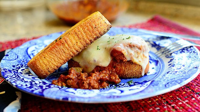 Брускети със сос болонезе и пармезан