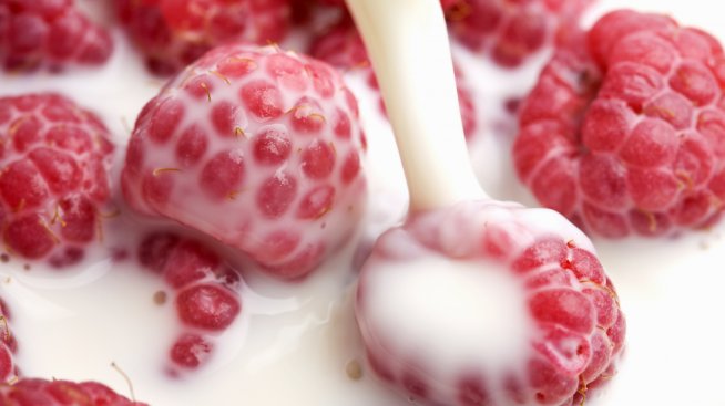 Из рецептите на суровоядците: Мляко с малини