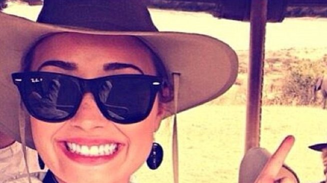 Деми Ловато подмени „вагината“ си с цвете