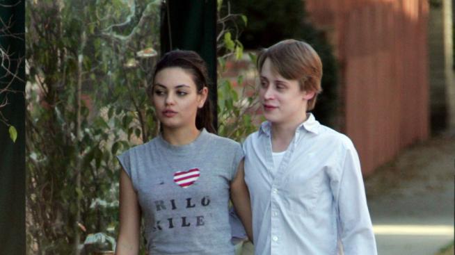 Маколи Кълкин иска да сключи брак преди бившата си Мила Кунис