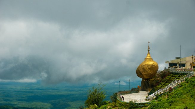 Златният камък в Мианмар