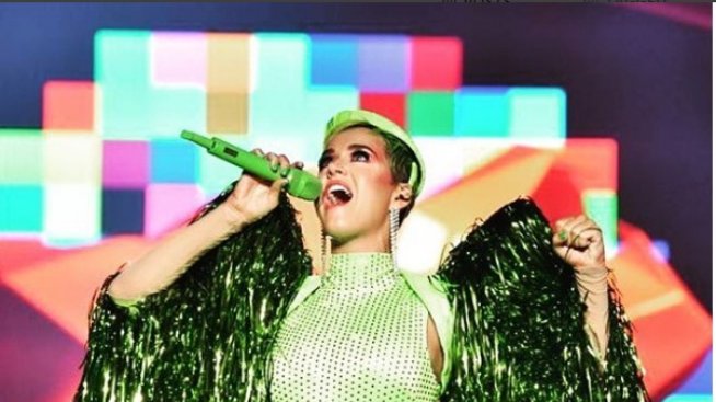 Кейти Пери отново провокира, коса в зелено!