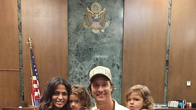 Камила Алвеш и Емили Блънт станаха американки