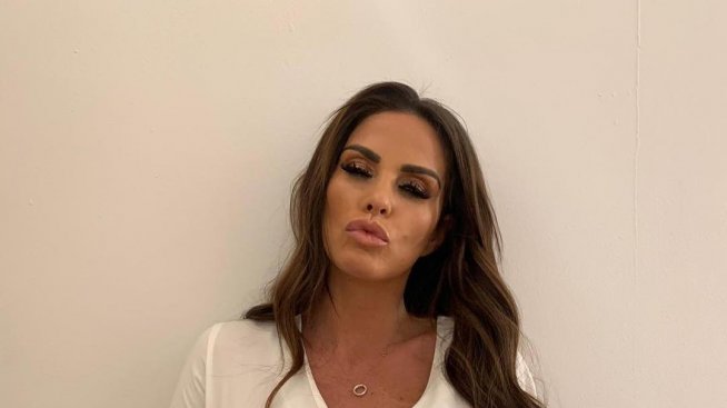 Кейти Прайс продава старите си гръдни импланти