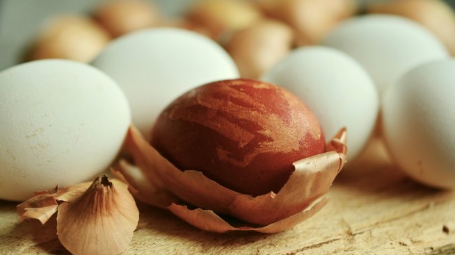 Как да боядисате яйцата с естествени багрила?