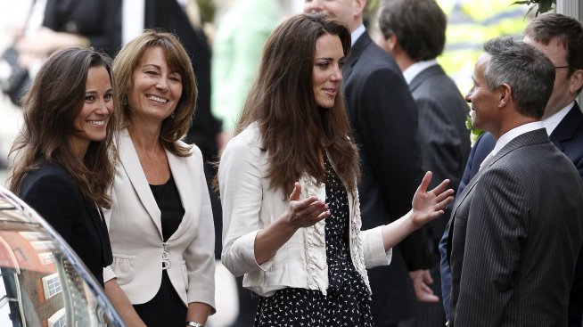 Кейт Мидълтън държи майка си и сестра си на стендбай