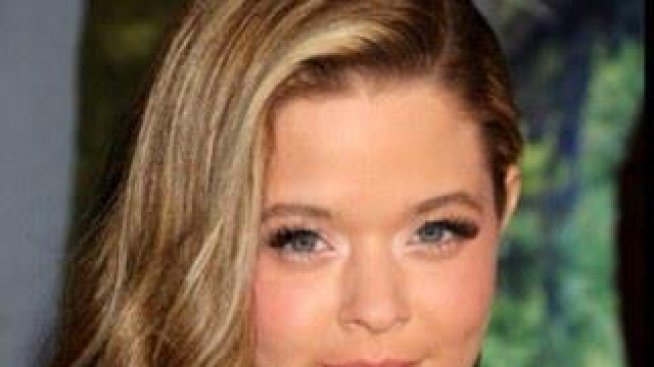 Актрисата Саша Питърс се омъжи в старинен замък