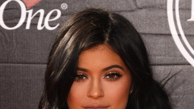 Кайли Дженър се извини на Джесика Алба с цветя