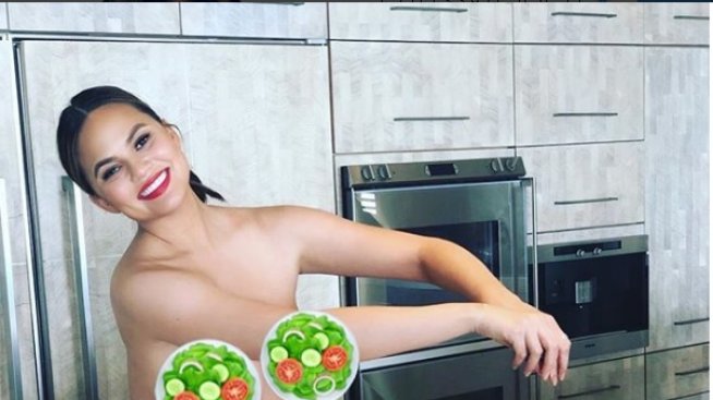 Макар и бременна: Криси Тейгън готви гола