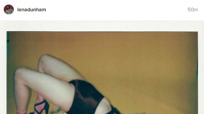 Лена Дънам се огъва в дързък мост в последната си фотосесия