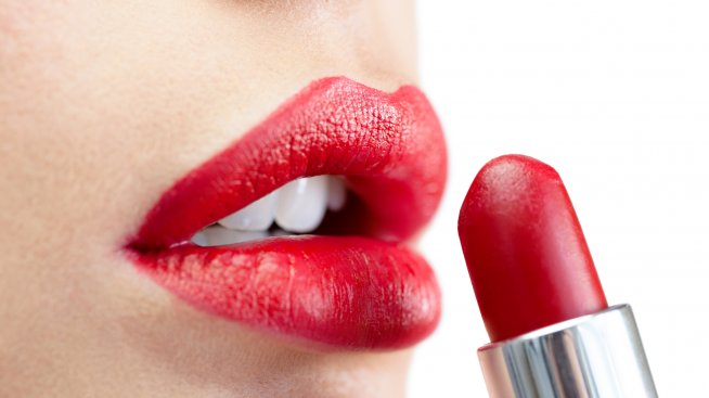 Може ли червилото да ви спаси от напукани устни?
