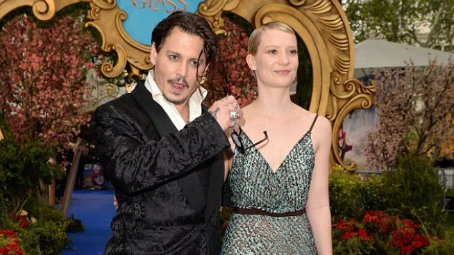 Джони Деп под ръка с Миа Вашиковска