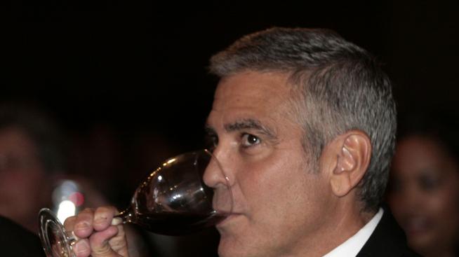 Джордж Клуни играе баскетбол с президента Обама