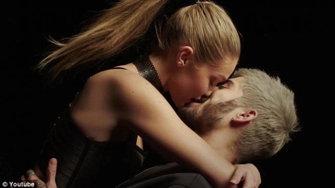 Джиджи Хадид и Зейн Малик в еротични сцени (ВИДЕО)