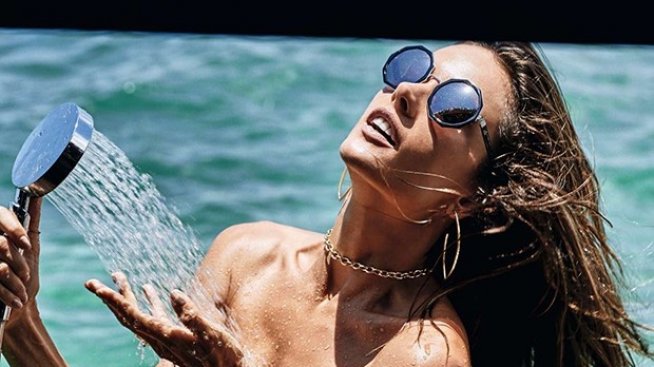 Алесандра гола на Малдивите