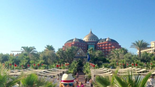 Венета Райкова показва форми на плажа