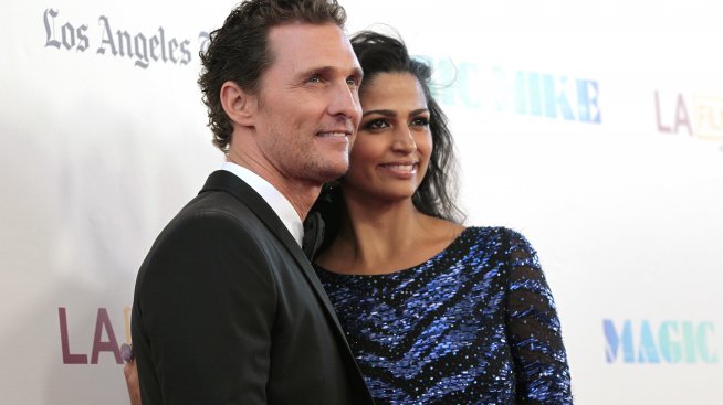 Матю Макконъхи готви за жена си