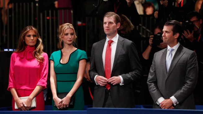 Чар или бедствие: Мелания подкрепя Тръмп без сутиен