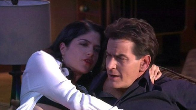 Чарли Шийн уволни Селма Блеър, иска Мила Кунис