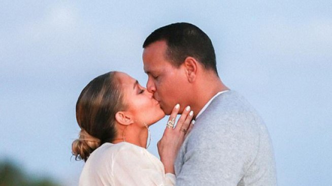 Дженифър Лопес показа снимки от предложението за брак