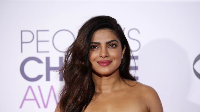 Приянка Чопра с нова прическа, заложи на русо