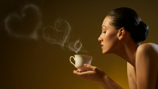 Горещ пъзел с чаша ароматно кафе