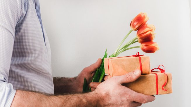 Цветя за празника – какво послание носят?