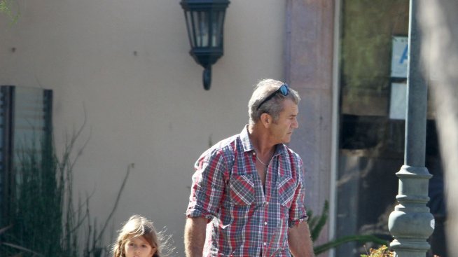 Мел Гибсън се проявява като грижовен баща на малката Лусия