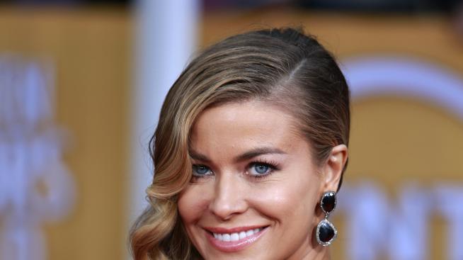 Кармен Електра заби 25-годишен певец