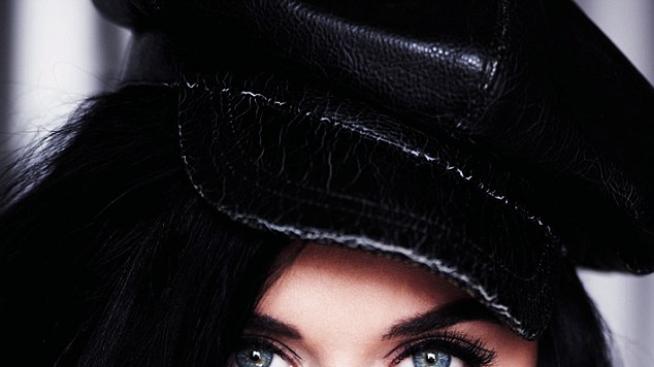 Кейти към Кристен: Аз просто съм му приятелка, но с чифт гърди!