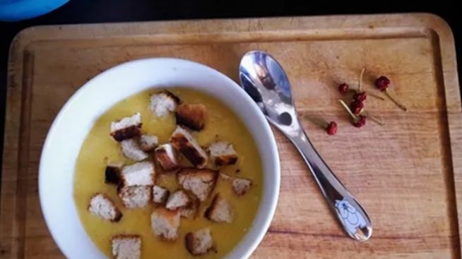 Царевична крем супа с парченца пилешко месо