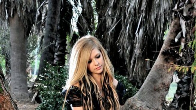 Аврил Лавин с гадже на плажа в Малибу