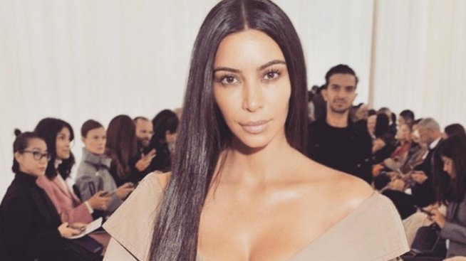 Ким продава задните си части за 98 долара